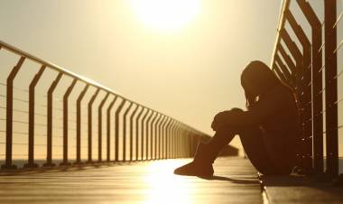 Las 3 frases que usan las personas infelices, según la psicología y como contrarrestarlas.