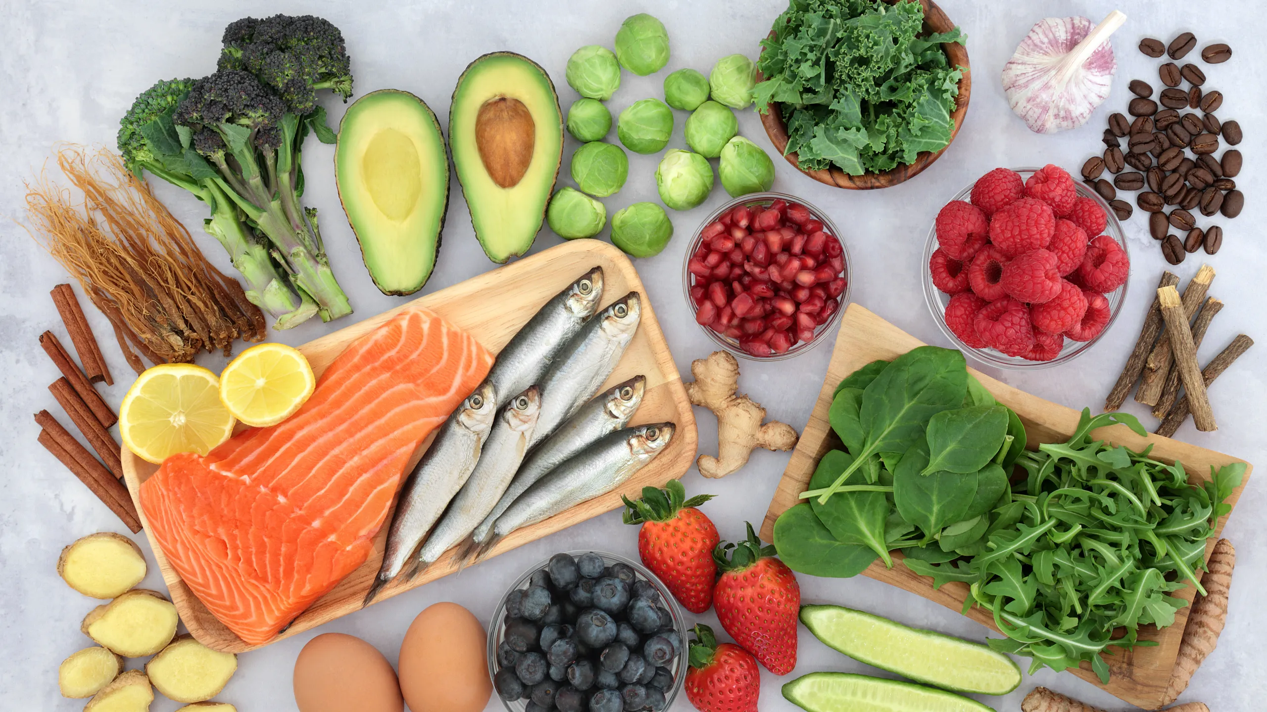 Alimentos antiinflamatorios que los expertos en salud recomiendan comer más a menudo