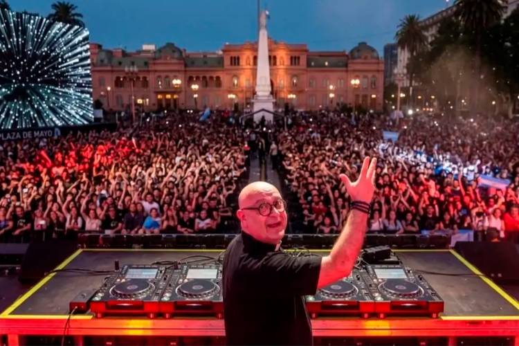 Plaza de Mayo vibró con el dj y cura Guilherme que homenajeó al papa Francisco 